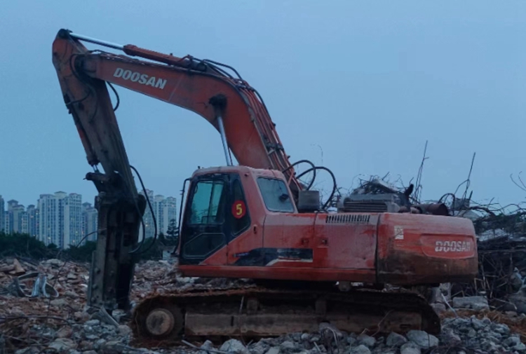 履带式液压挖掘机斗山DX300LC-9C